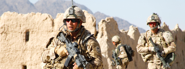 Le soldat Brian Makela (devant) et l’adjudant Dan Eisan en patrouille à Salavat. [PHOTO : ADAM DAY]