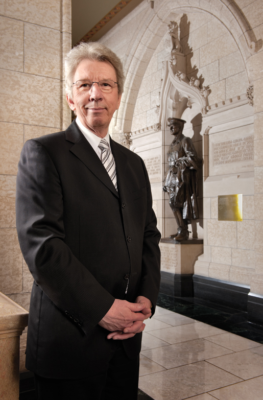 Le ministre d’Anciens Combattants Canada, Jean-Pierre Blackburn, dans l’antichambre de la Chambre des communes. Derrière lui se trouve une statue du lieutenant-colonel George Harold Baker, le seul député tué en service commandé à la Première Guerre mondiale. [PHOTO : METROPOLIS STUDIO]