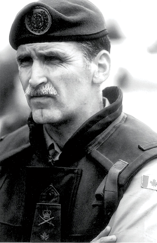 Le visage du général tel qu’il parait sur la couverture de son livre J’ai serré la main du diable. [PHOTO : COURTOISIE DE ROMÉO DALLAIRE]