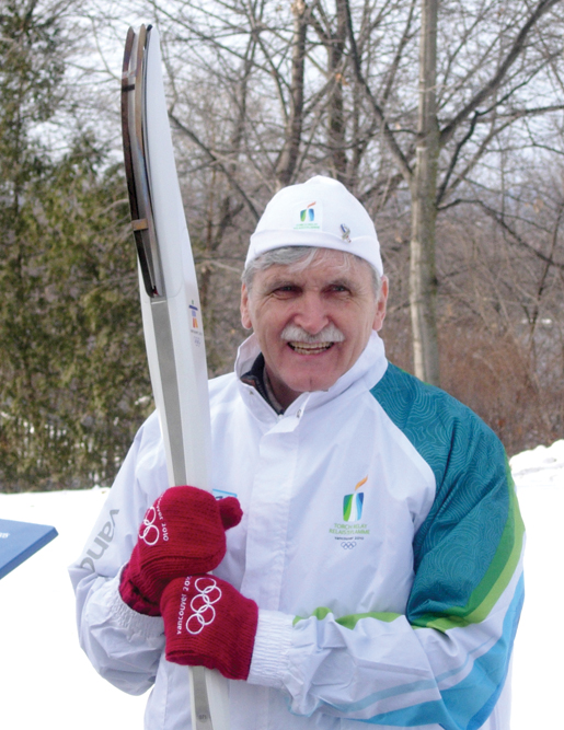 Le sénateur et la flamme olympique à Ottawa. [PHOTO : HÉLÈNE LADOUCEUR]