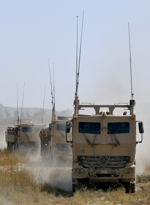 Des véhicules logistiques. [PHOTO : LE CPL SHILO ADAMSON, CAMÉRA DE COMBAT DES FORCES CANADIENNES]