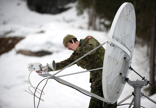 Un technicien des transmissions. [PHOTO : LE SGT FRANK HUDEC, CAMÉRA DE COMBAT DES FORCES CANADIENNES]