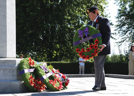 La présidente nationale de la Légion, Pat Varga, dépose une couronne au monument de Courcelette. [PHOTO : SHARON ADAMS]
