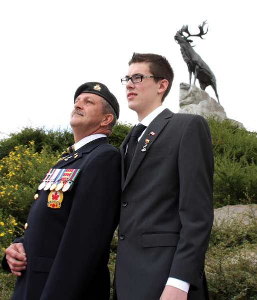 Les Terre-Neuviens Maurice Hynes et Andrew Redmond au pied du Mémorial de Beaumont-Hamel. [PHOTO : SHARON ADAMS]