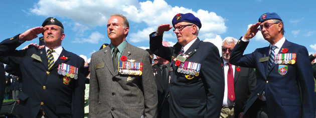 Les anciens combattants Maurice Hynes, Mario Forest, Eugene Heesaker et Jarrott Holtzhauer présentent leurs respects au Mémorial de Beaumont-Hamel. [PHOTO : SHARON ADAMS]