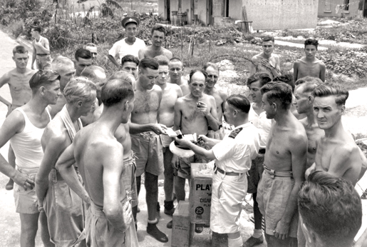 Les prisonniers libérés se rassemblent pour en fumer une. [PHOTO : OM JACK HAWES, BIBLIOTHÈQUE ET ARCHIVES CANADA—PA151738]