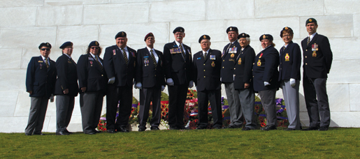 Au mémorial de Vimy (de g. à d.) Jacqueline Thompson, Joyce Phillips, Patricia Duffy, Scott Briand, Jean-Pierre Asselin, vice-président national Tom Eagles, Bill Maxwell, George DeRabbie, Dorothy Butler, Connie Wilson, Sheila Donner et Aaron Bedard. [PHOTO : TOM MacGREGOR]