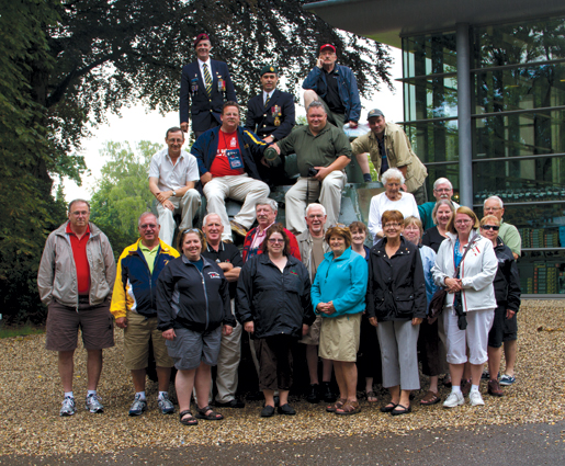 Le groupe prend la pose à côté d’un char Sherman à Oosterbeek. [PHOTO : TOM MacGREGOR]