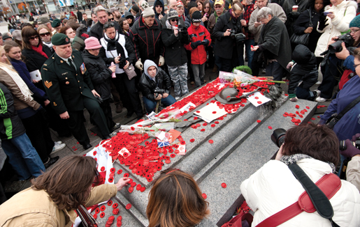 Une foule s’assemble autour de la Tombe du Soldat inconnu. [PHOTO : METROPOLIS STUDIO]