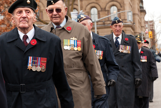 Les anciens combattants défilent devant le gouverneur général. [PHOTO : METROPOLIS STUDIO]