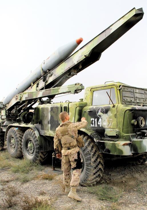 Un soldat du 3e Bataillon du PPCLI inspecte un lance-missiles russe à Kaboul. [PHOTO : ADAM DAY]