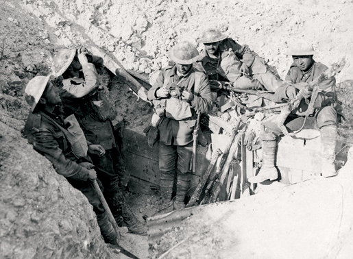 Les Canadiens prennent place dans une tranchée capturée à la côte 70. [PHOTO : MUSÉE CANADIEN DE LA GUERRE—19920085-686]