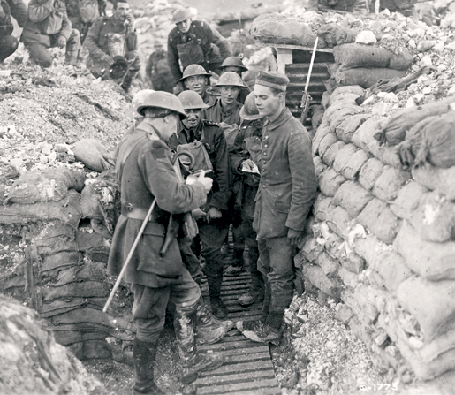 Les équipes de servants de mitrailleuse Vickers se préparent à balayer le front à la crête de Vimy. [PHOTO : ARCHIVES DE LA REVUE LÉGION]