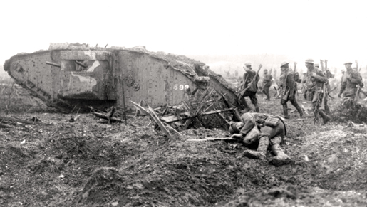 Des fantassins suivent un char d’assaut vers la crête de Vimy. [PHOTO : BIBLIOTHÈQUE ET ARCHIVES CANADA—PA004388]