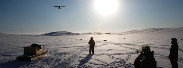 LA PATROUILLE ATTEND QU’UN TWIN OTTER DE L’ARC TROUVE OÙ ATTERRIR POUR LE RÉAPPROVISIONNEMENT. [PHOTO : ADAM DAY]