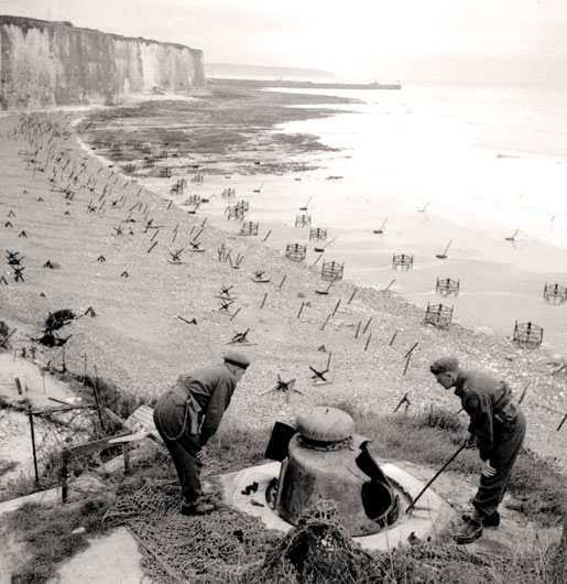 Les fortifications sont examinées deux ans après la guerre. [KEN BELL, BIBLIOTHÈQUE ET ARCHIVES CANADA—PA134448]