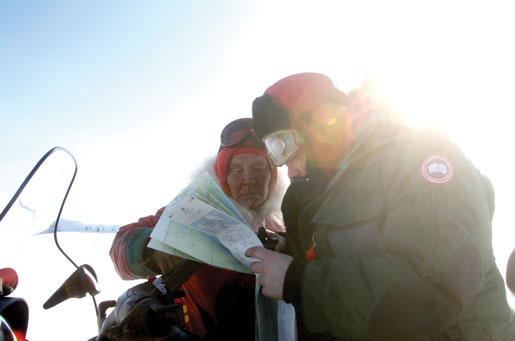 LA SERGENTE DEBBIE IQALUK ET LE SERGENT BILLY CORNISH RELÈVENT LE CHEMIN. [PHOTO : ADAM DAY]