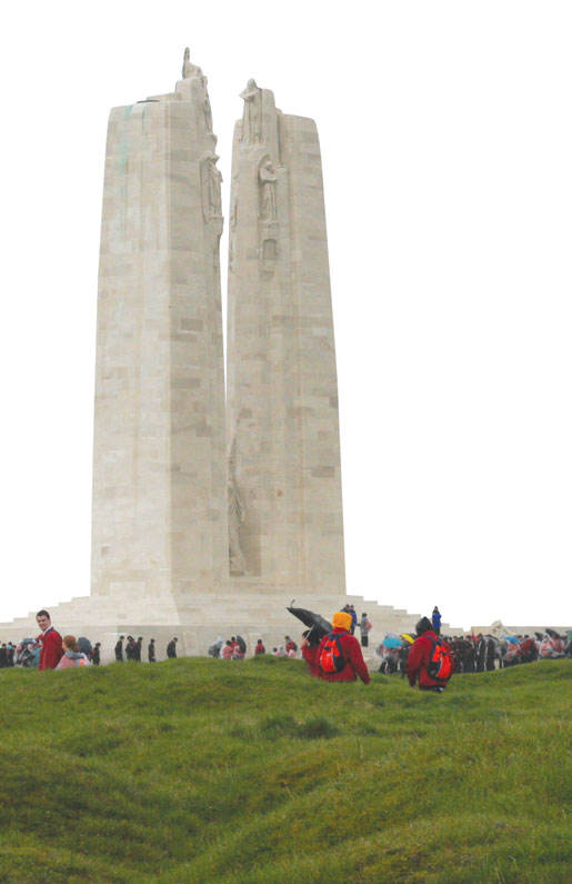 Les Canadiens à Vimy. [PHOTO : SHARON ADAMS]
