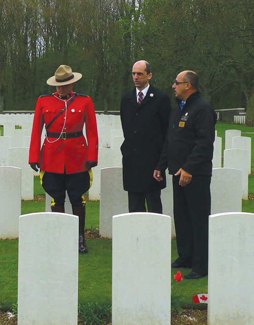 L’agent de la GRC Jason Lilly, le ministre des Anciens Combattants Steven Blaney et l’ancien combattant Reno St-Germain au cimetière no 2. [PHOTO : SHARON ADAMS]