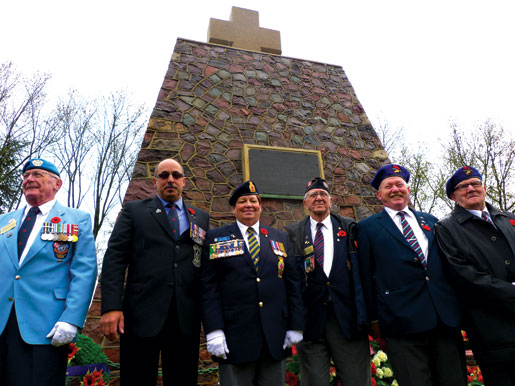Les anciens combattants Robert O’Brien et Reno St-Germain, la présidente nationale Pat Varga, Neil McKinnon, le gardien Edward Corbett et Gene Heesaker au mémorial de Thélus. [PHOTO : SHARON ADAMS]