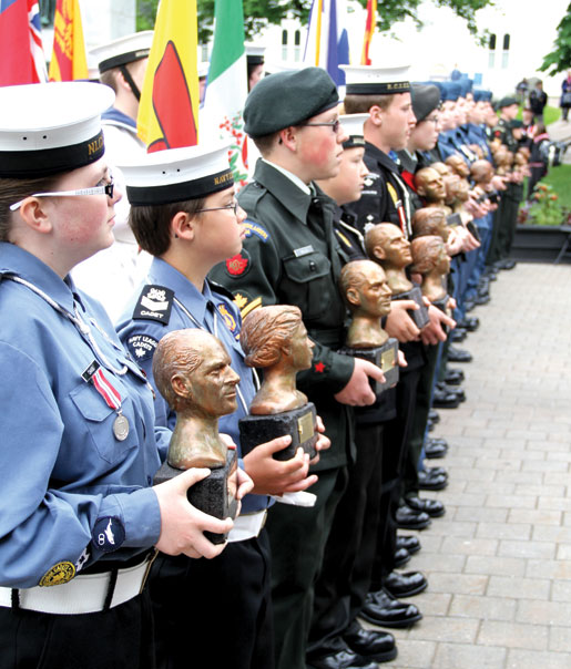 Des cadets avec des bustes de la reine et du duc d’Édimbourg pour les directions divisionnaires. [PHOTO : JENNIFER MORSE]