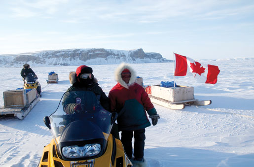 Le caporal-chef Billy Cornish et Debbie tracent un chemin. [PHOTO : ADAM DAY]