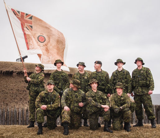 Des membres du Brockville Rifles font une pause  à Fort Wellington, à Prescott. [PHOTO : DAN WARD]
