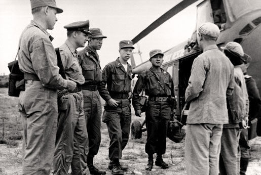 Des dirigeants des Nations Unies rencontrent des représentants de la Corée du Nord et de la Chine lors d’une conférence en prévision de l’armistice,  juillet 1951. [PHOTO : ONU/UNITED STATES ARMY]