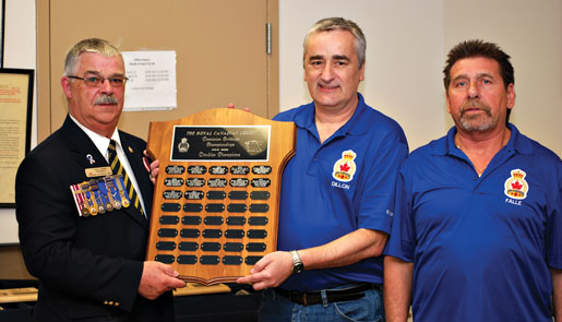 Le représentant du Comité national des sports Paul Poirier présentant le trophée des doubles à Barry Dillon et à Richard Falle de la C.-B. [PHOTO : KAREN TAYLOR-LOPEZ]