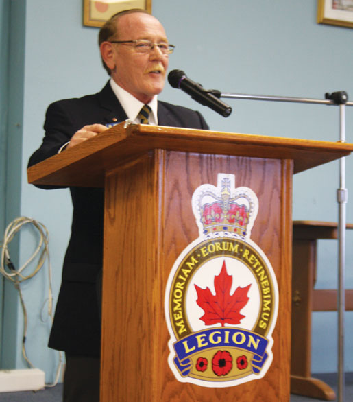 Le représentant du Comité national des sports, Norman Shelton, s’adresse aux joueurs. [PHOTO : SHANE ROCKLAND FOWLER]