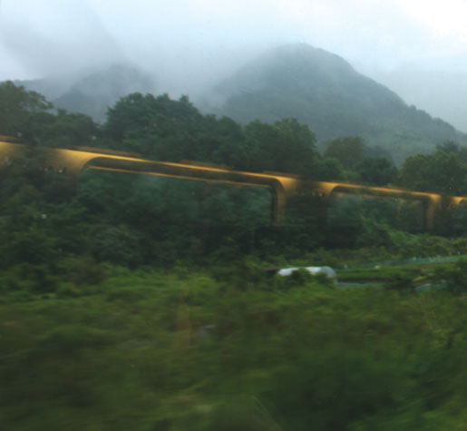 Les collines vues par la fenêtre d’un train en Corée. [Photo : Tom MacGregor]