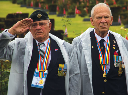 Les anciens combattants canadiens Archie Walsh (à g.) et  John Chapman à Busan. [Photo : Tom MacGregor]