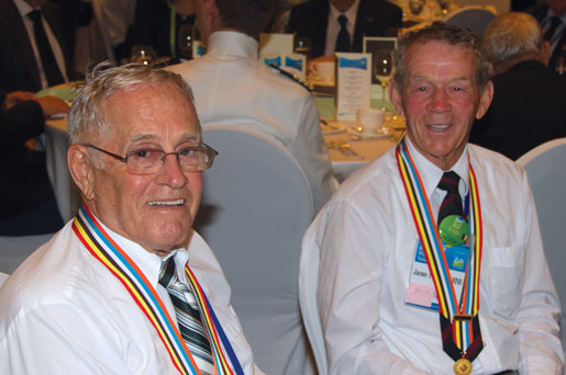 Les anciens combattants canadiens Walsh  (à g.) et Jim Burns se racontent leurs souvenirs. [Photo : Tom MacGregor]