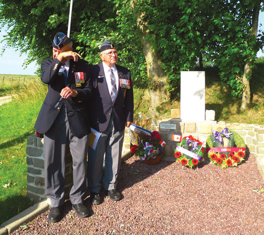 Charles Leguerrier s’essuie les larmes après avoir déposé une couronne avec Sam Newman au monument en bordure de route en l’honneur d’Andrew Mynarski, VC. [Photo : Sharon Adams]