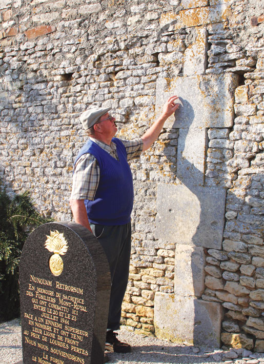 Guy Frimout, fermier français, montre des trous de balle. [Photo : Sharon Adams]