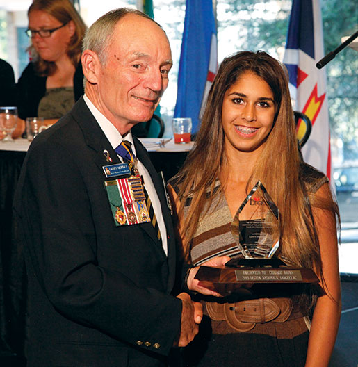 Le grand président de la Légion, Larry Murray, remet le prix Leroy Washburn à Chicago Bains. [PHOTO : ADAM DAY]