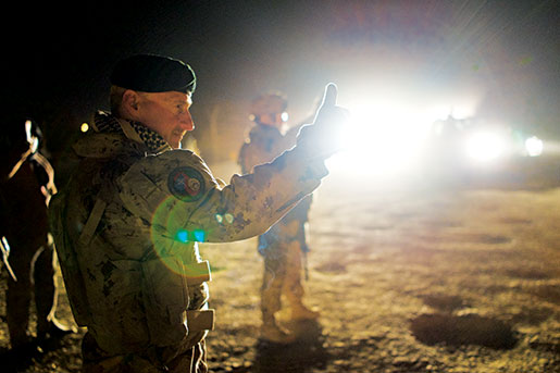 LE COLONEL IAN HOPE OBSERVE LE DÉPLOIEMENT D’UN BATAILLON AFGHAN NOUVELLEMENT ENTRAINÉ, MARS 2013. [PHOTO : ADAM DAY]