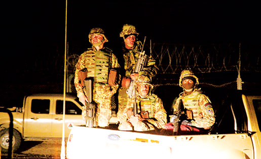 DES SOLDATS NOUVELLEMENT FORMÉS PARTENT EN GUERRE, 2013. [PHOTO : ADAM DAY]