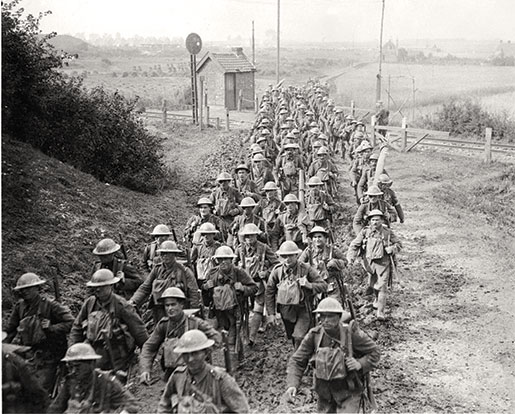Des soldats canadiens se dirigeant vers le front en octobre 1917. [PHOTO : MINISTÈRE DE LA DÉFENSE NATIONALE/BIBLIOTHÈQUE ET ARCHIVES CANADA—PA001994]