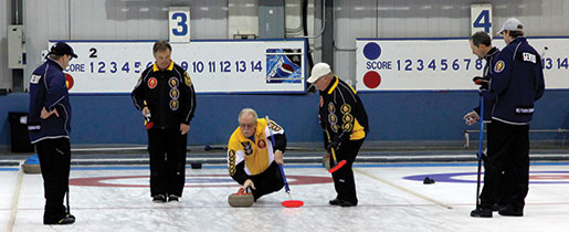 Greg Thompson du Manitoba lâche une pierre pendant le dernier jeu. [PHOTO : ADAM DAY]