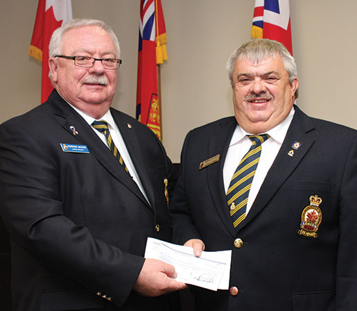 Le président national, Gordon Moore (à g.), reçoit un don pour la Ligue royale des anciens combattants du Commonwealth des mains du président de la Division de Terre-Neuve-et-Labrador, Ross Petten. [PHOTO : Sharon adams]