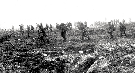 Avancée des Canadiens à la bataille de la crête de Vimy. [PHOTO : MINISTÈRE DE LA DÉFENSE NATIONALE, BIBLIOTHÈQUE ET ARCHIVES CANADA – PA001086]