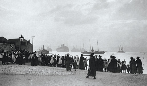 Les Canadiens arrivent à Plymouth (Angleterre) où ils sont acclamés par les foules. [PHOTO : MINISTÈRE DE LA DÉFENSE NATIONALE, BIBLIOTHÈQUE ET ARCHIVES CANADA – PA022708]