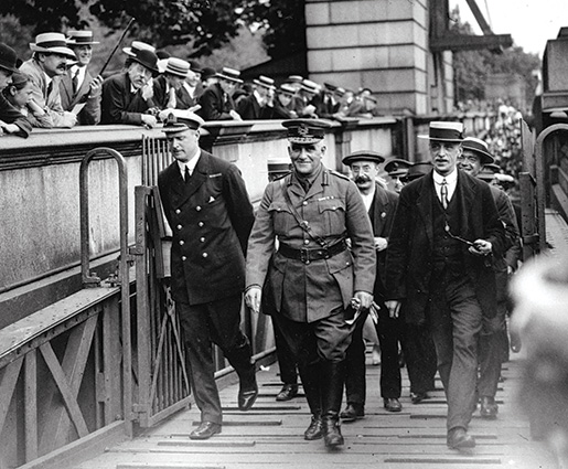 Le général canadien sir Sam Hughes (au c.) avait des opinions arrêtées sur les autres et sur la manière dont le Canada devrait réagir au déclenchement des hostilités. [MINISTÈRE DE LA DÉFENSE NATIONALE, BIBLIOTHÈQUE ET ARCHIVES CANADA – PA022661]