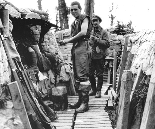 Des membres du 22e Bataillon se détendent dans les tranchées, juillet 1916. [PHOTO : BIBLIOTHÈQUE ET ARCHIVES CANADA—PA000262]
