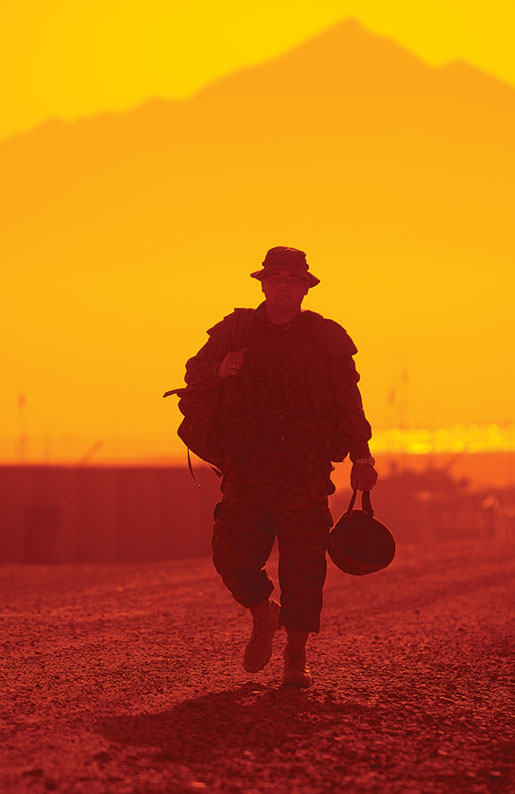 Un membre du régiment revient de patrouille à Kaboul, en Afghanistan, avril 2004. [PHOTO : SGT FRANK HUDEC, CAMÉRA DE COMBAT DES FORCES CANADIENNES]
