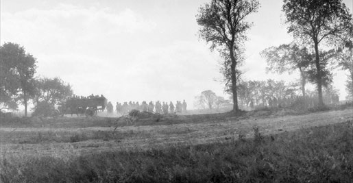Des troupes sont déployées à moins de 1 000 verges de l’ennemi pendant la bataille d’Amiens, en France, en aout 1918. [PHOTO : MINISTÈRE DE LA DÉFENSE NATIONALE; BIBLIOTHÈQUE ET ARCHIVES CANADA—PA040183]
