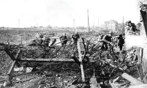 Des soldats canadiens en périphérie de Valenciennes, en France, en novembre 1918. [PHOTO : WILLIAM RiDER-RIDER, MINISTÈRE DE LA DÉFENSE NATIONALE; BIBLIOTHÈQUE ET ARCHIVES CANADA—PA003377]