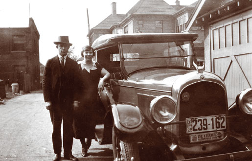 Donald et son épouse, Georgina, à côté de leur voiture à Détroit. [PHOTO : AVEC L’AIMABLE AUTORISATION DE DON GILLMOR]