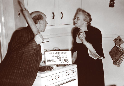 Le couple parodie le bonheur conjugal dans sa cuisine, à Winnipeg. [PHOTO : AVEC L’AIMABLE AUTORISATION DE DON GILLMOR]